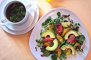 Ayuvedische Gerichte für Dosha "Vata": 1. Vorspeise: Avocado Grapefruit Salat mit Limonen Chili Vinaigrette  2. Vorspeise: Gemüsesuppe mit Shitakepilzem und Brunnenkresse (Foto: Marikka-Laila Maisel)